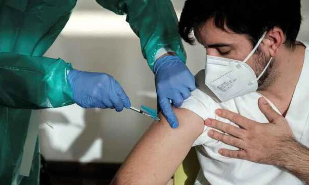 Ισπανία: Εταιρείες θα μπορούν να απολύουν εργαζόμενους που αρνούνται το εμβόλιο του Covid-19!